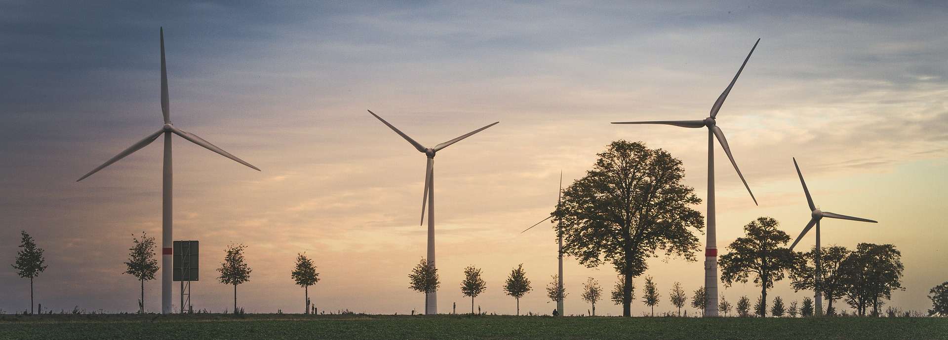 Diese Windräder symbolisieren die zukünftige Nachhaltigkeit der Spieleindustrie.